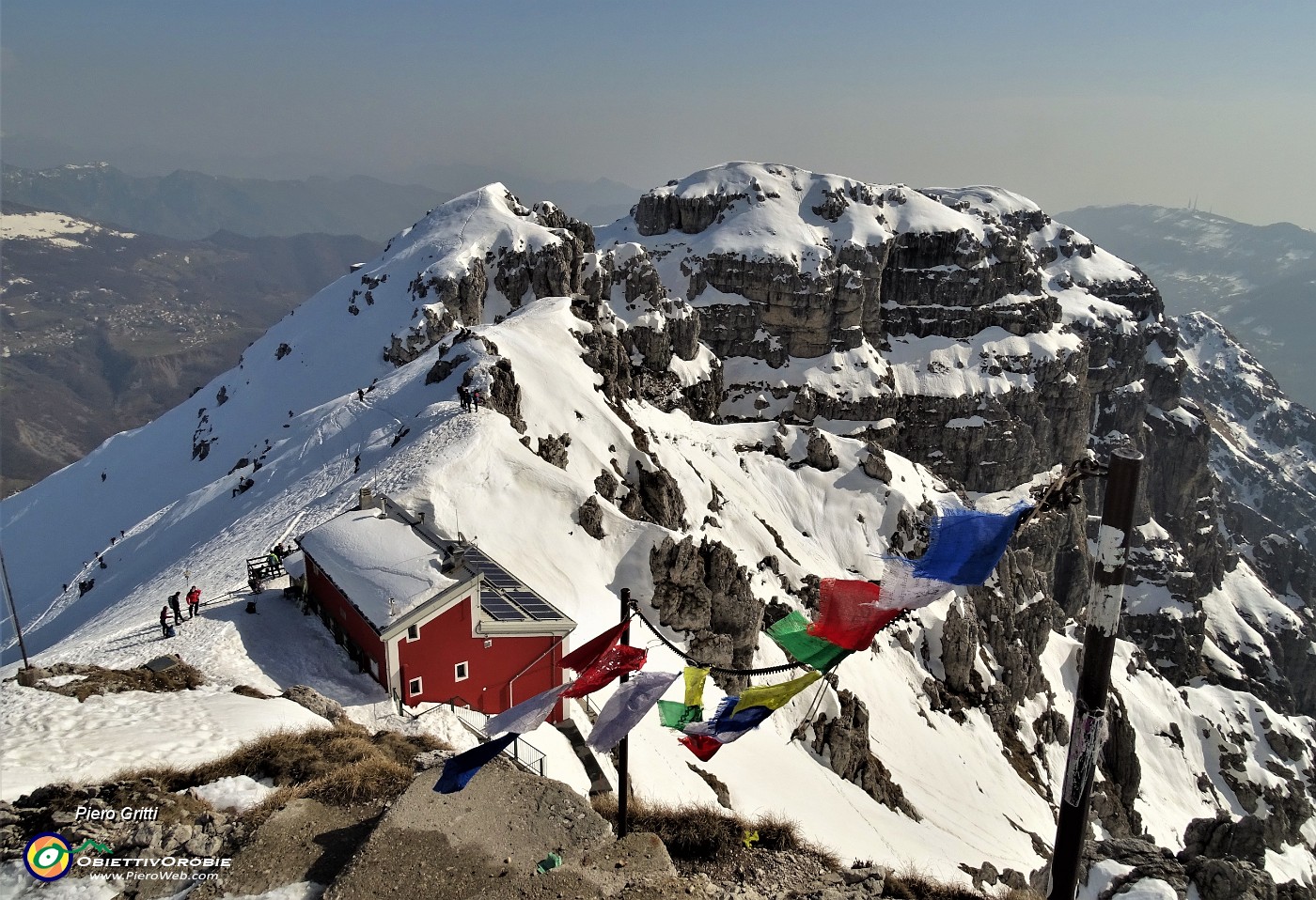 51 Dalla Punta Cermenati-croce di vetta vista sul Rif. Azzoni e verso Torre di Valnegra e Pizzo Daina.JPG